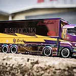 GCD 1:64 Mitsubishi Fuso Super Great Transporter LBWK Chameleon Chrome